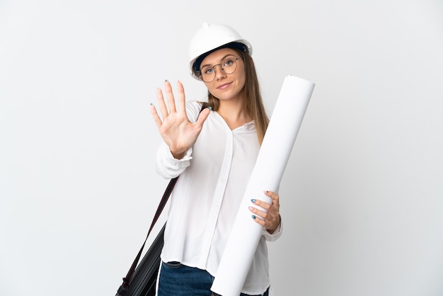 Jonge Litouwse architect vrouw met helm en blauwdrukken bedrijf geïsoleerd op een witte achtergrond vijf tellen met vingers