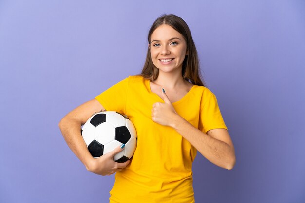 Jonge Litouwse voetballer vrouw geïsoleerd op paarse achtergrond met een duim omhoog gebaar