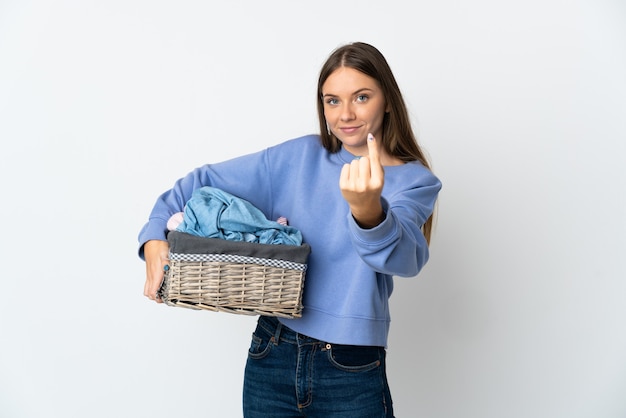 Jonge Litouwse vrouw die een geïsoleerde wasmand houdt