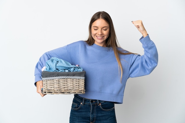 Jonge Litouwse vrouw die een geïsoleerde wasmand houdt