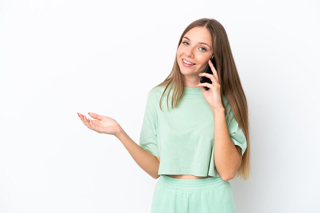 Jonge Litouwse vrouw geïsoleerd op een witte achtergrond die een gesprek voert met de mobiele telefoon met iemand