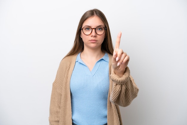 Jonge Litouwse vrouw geïsoleerd op een witte achtergrond die er een telt met serieuze uitdrukking