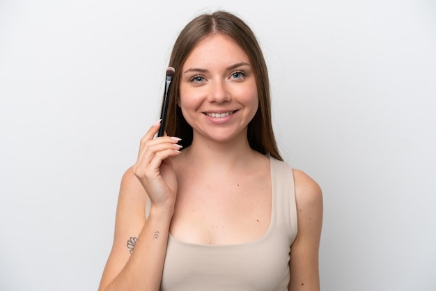 Jonge Litouwse vrouw geïsoleerd op een witte achtergrond met make-up brush