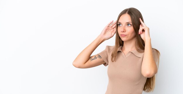 Jonge Litouwse vrouw geïsoleerd op een witte achtergrond met twijfels en denken