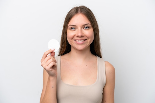 Jonge Litouwse vrouw geïsoleerd op een witte achtergrond met wattenschijfje voor het verwijderen van make-up van haar gezicht en lachend