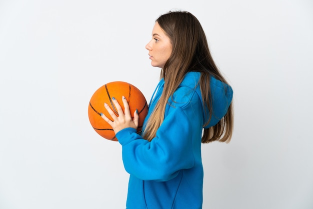 Jonge Litouwse vrouw geïsoleerd op een witte achtergrond spelen basketbal