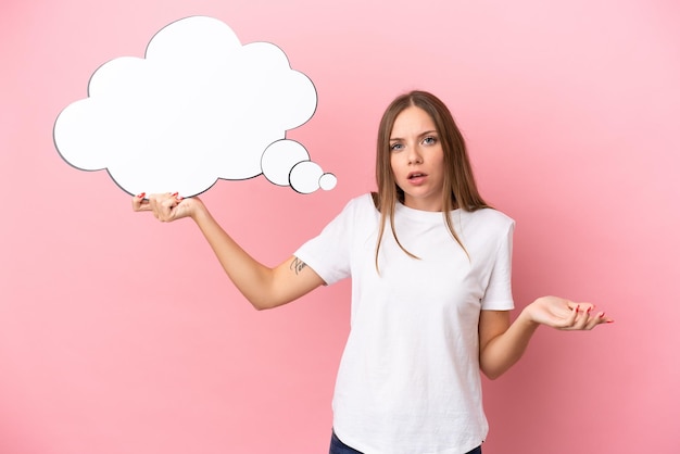 Foto jonge litouwse vrouw geïsoleerd op roze achtergrond met een denkende tekstballon en met droevige uitdrukking