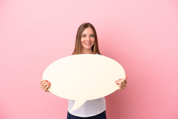 Jonge Litouwse vrouw geïsoleerd op roze achtergrond met een lege tekstballon