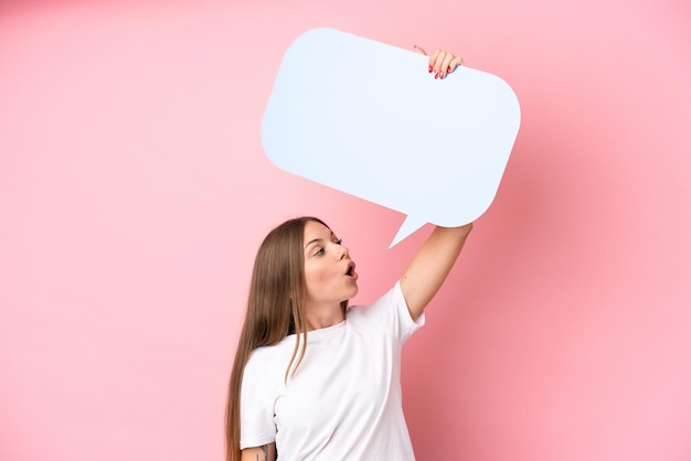 Jonge Litouwse vrouw geïsoleerd op roze achtergrond met een lege tekstballon