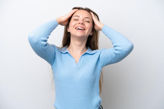 Jonge Litouwse vrouw geïsoleerd op witte achtergrond lachen