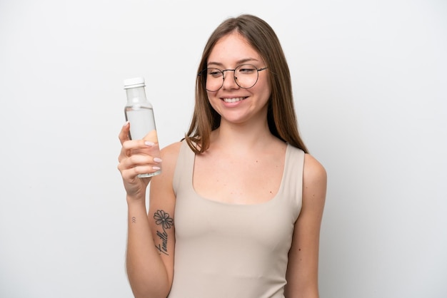 Jonge Litouwse vrouw met een fles water geïsoleerd op een witte achtergrond met gelukkige expression