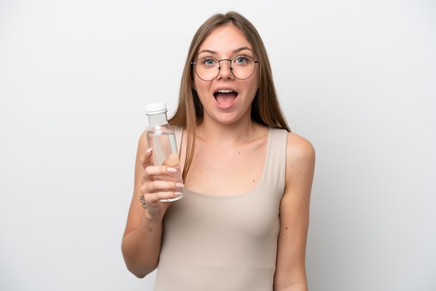 Jonge Litouwse vrouw met een fles water geïsoleerd op een witte achtergrond met verrassing en geschokte gezichtsuitdrukking