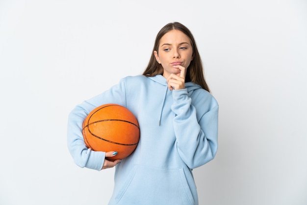 Jonge Litouwse vrouw speelbasketbal geïsoleerd