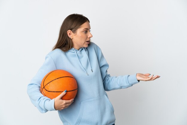 Jonge Litouwse vrouw speelbasketbal geïsoleerd