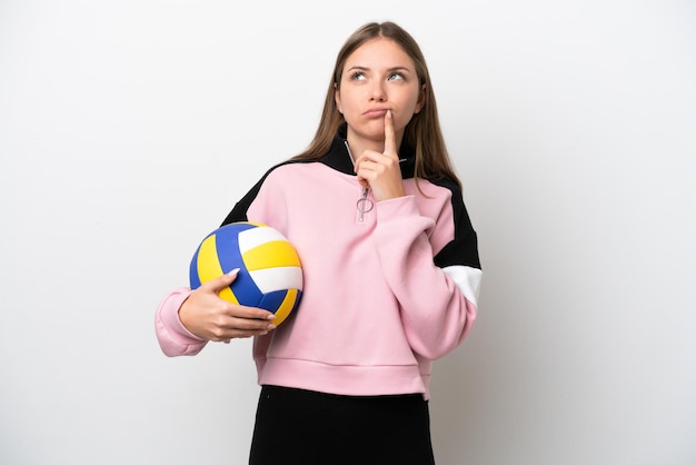 Jonge Litouwse vrouw volleyballen geïsoleerd op een witte achtergrond met twijfels tijdens het opzoeken