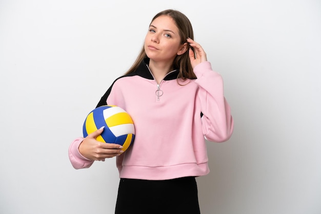 Jonge Litouwse vrouw volleyballen geïsoleerd op een witte achtergrond met twijfels