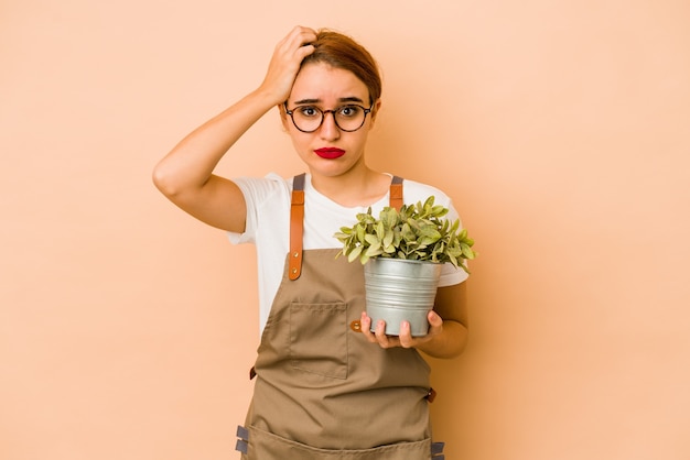 Jonge magere Arabische tuinman vrouw die geschokt is, herinnert ze zich een belangrijke ontmoeting.