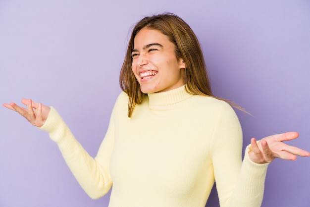 Jonge magere blanke vrouw op paars vrolijk lachen veel. Geluk concept.