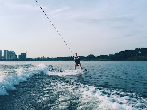 Jonge man aan het kiteboarden.