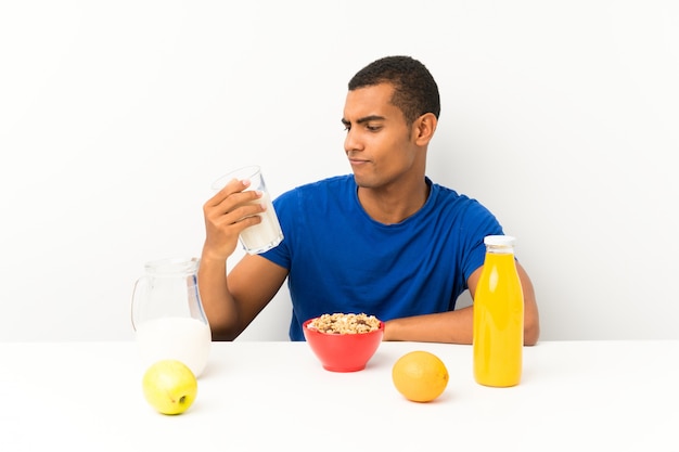 Jonge man aan het ontbijt in een tabel