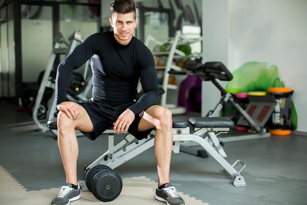 Jonge man aan het trainen in de sportschool