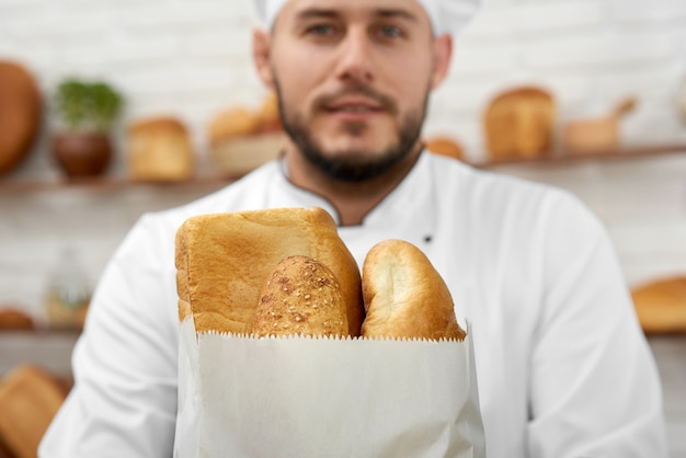 Jonge man aan het werk in zijn bakkerij