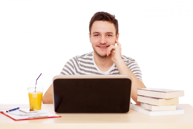 Jonge man aan het werk met een laptop