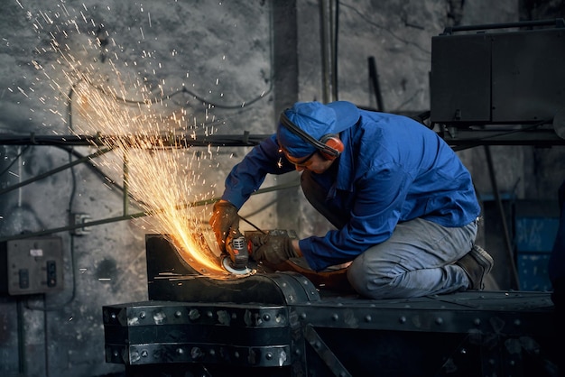 Jonge man aan het werk met elektrische machine voor het lassen van metaal