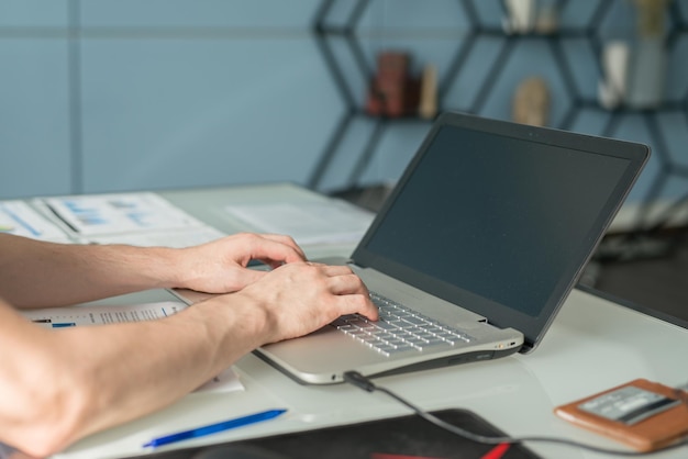 Jonge man aan het werk met laptop weergave van handen op notebook zakenman op werkplek