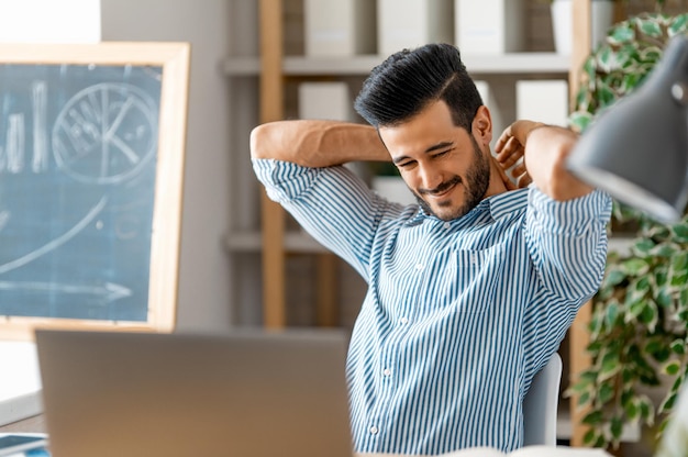 Jonge man aan het werk op een laptop thuis.