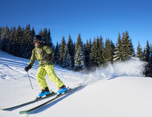 Jonge man backpacker skiën op en neer hellingen