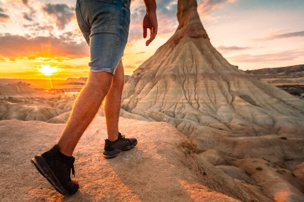 Jonge man benen lopen in de woestijn van Bardenas Reales in Navarra, Baskenland.