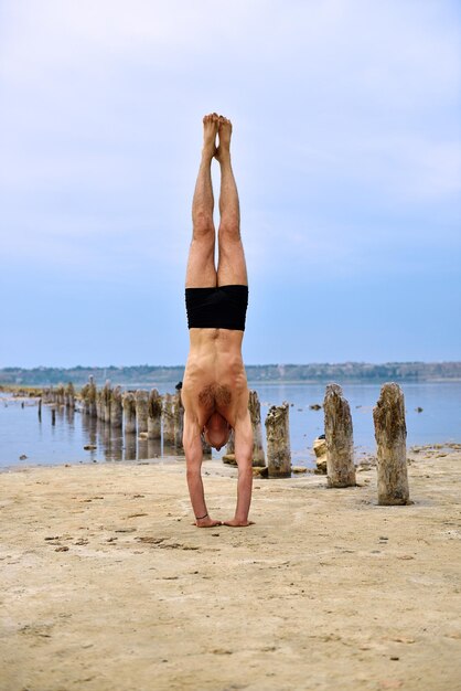 Foto jonge man beoefenen van yoga