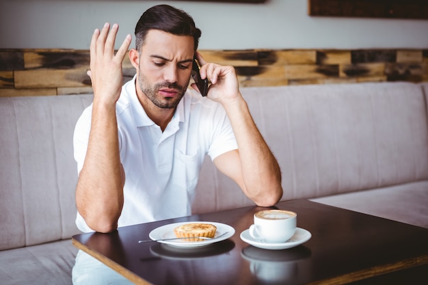 Jonge man boos op de telefoon