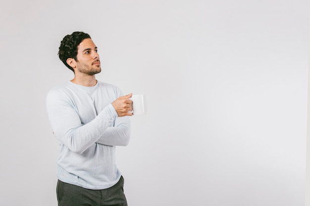 Foto jonge man denken en drinken koffie