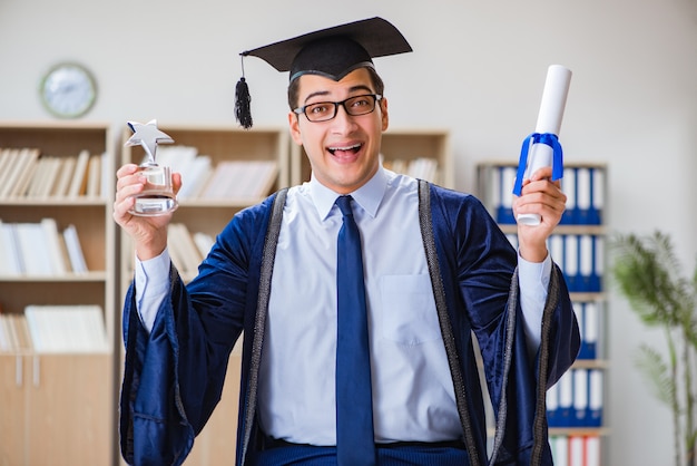 Jonge man die afstudeert aan de universiteit