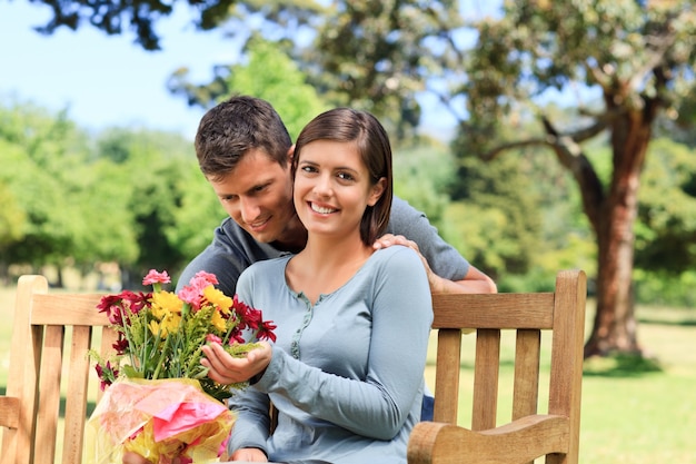 Jonge man die bloemen aanbiedt aan zijn vriendin