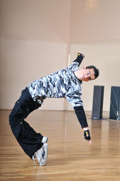 jonge man die breakdance uitvoert in dansstudio