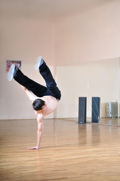 jonge man die breakdance uitvoert in dansstudio