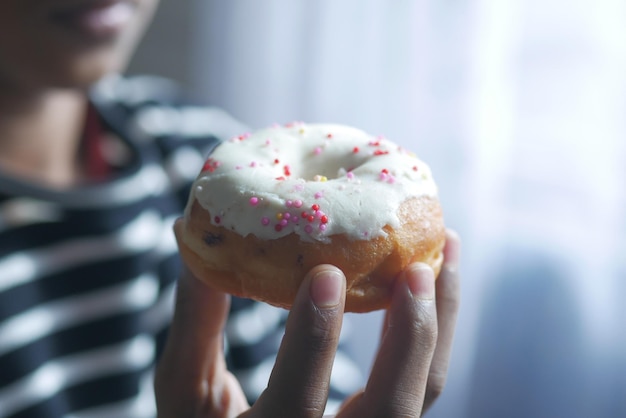 jonge man die donut eet selectieve focus