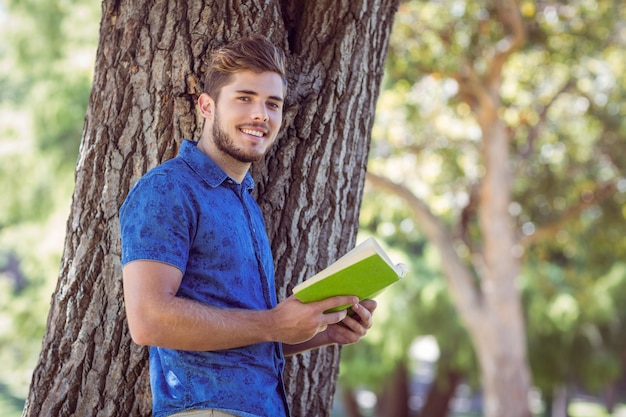 Jonge man die een boek leest