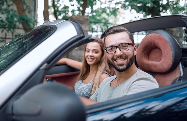 Jonge man die een cabriolet bestuurt