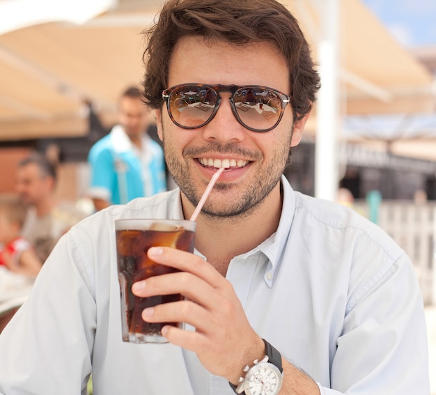 Foto jonge man die een drank drinkt