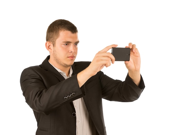 Jonge man die een foto maakt met zijn mobiele telefoon