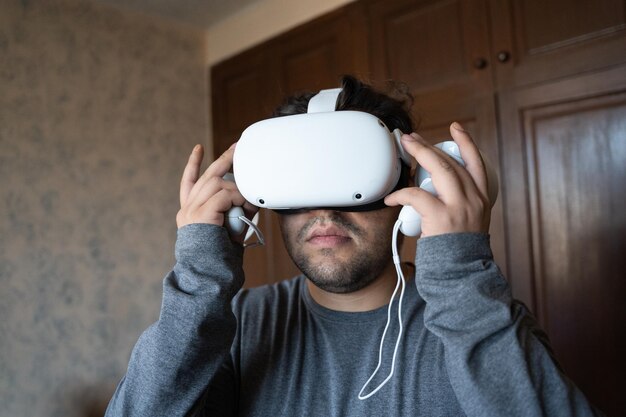 jonge man die een virtual reality-bril opzet