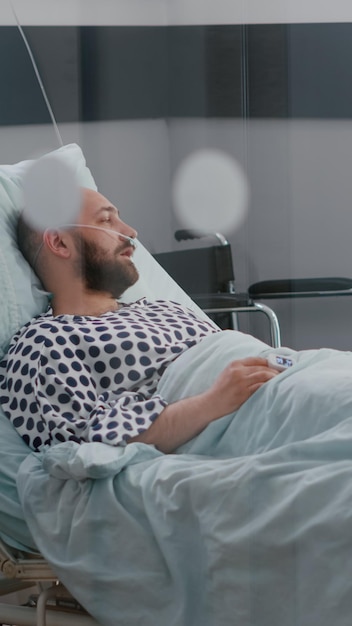 Jonge man die in bed slaapt.