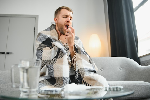 Foto jonge man die lijdt aan keelpijn