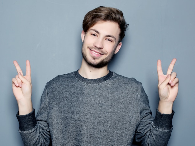 jonge man die met zijn vinger naar boven wijst