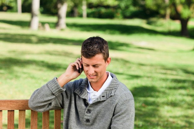 Jonge man die op de bank telefoneert