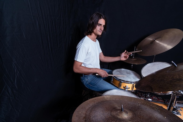 Foto jonge man die op de drums speelt